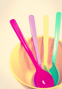 plastic spoons in yellow bow