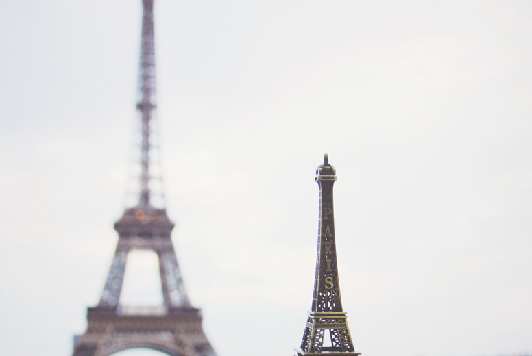 Hand holding eiffel tower model
